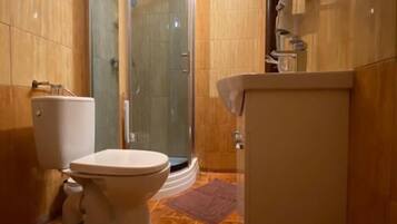 Basic Double Room | Bathroom