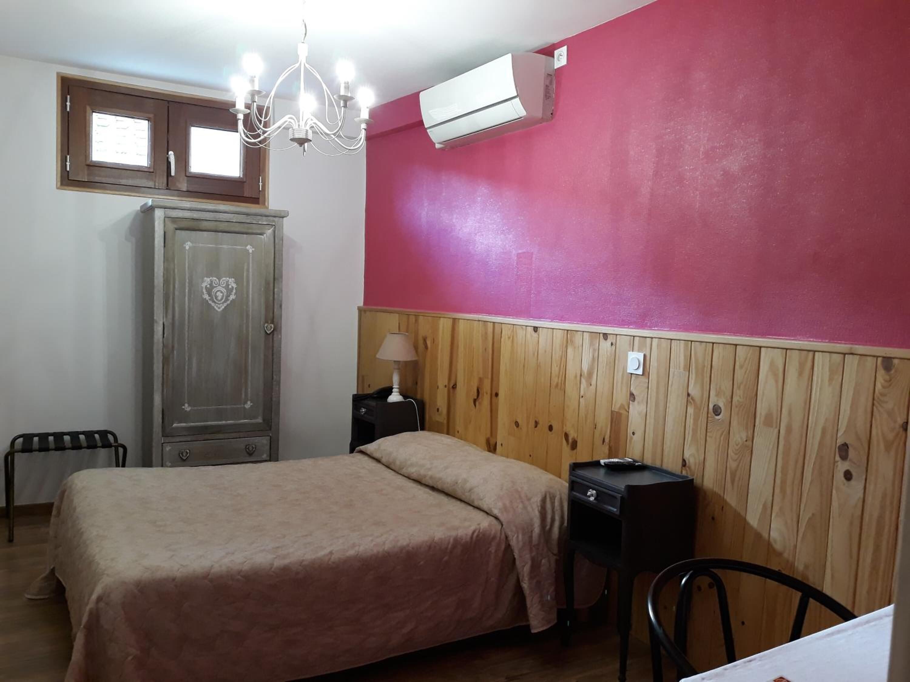 1 bedroom, desk, soundproofing, free wifi