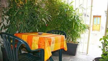 Se sirven almuerzos y cenas, cocina local