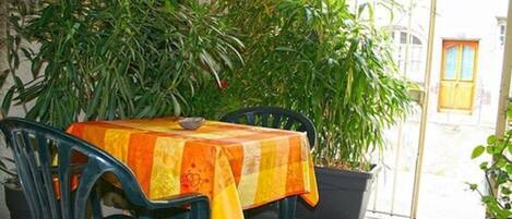 DĂźner et souper servis sur place, cuisine locale