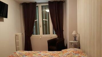 Een bureau, geluiddichte muren, gratis wifi, beddengoed