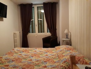 Desk, soundproofing, free WiFi, bed sheets - La Caravelle (Riom)