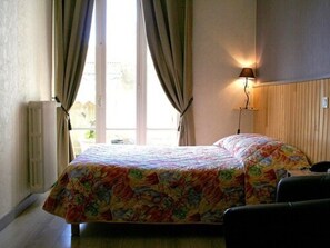 Desk, soundproofing, free WiFi, bed sheets - La Caravelle (Riom)