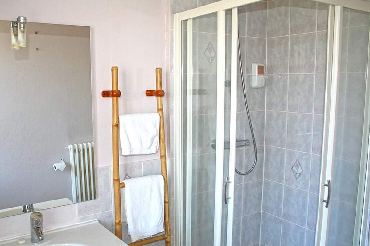 Duş, saç kurutma makinesi, havlu, tuvalet kâğıdı