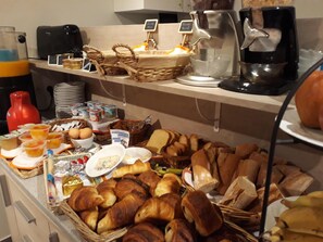 A breakfast buffet with various food items, including pastries, bread, and beverages. - La Caravelle (Riom)