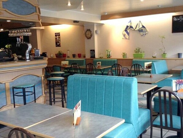 Daily continental breakfast (EUR 7.5 per person)