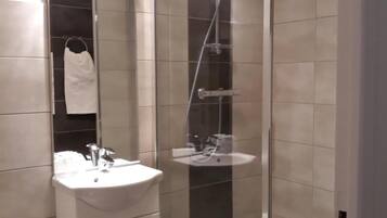 Een douche, een haardroger, handdoeken, toiletpapier