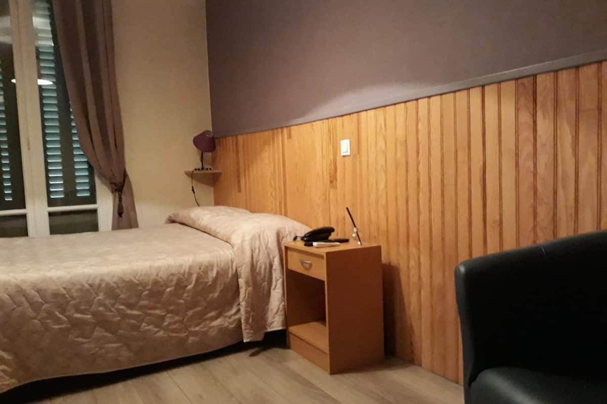 1 bedroom, desk, soundproofing, free wifi