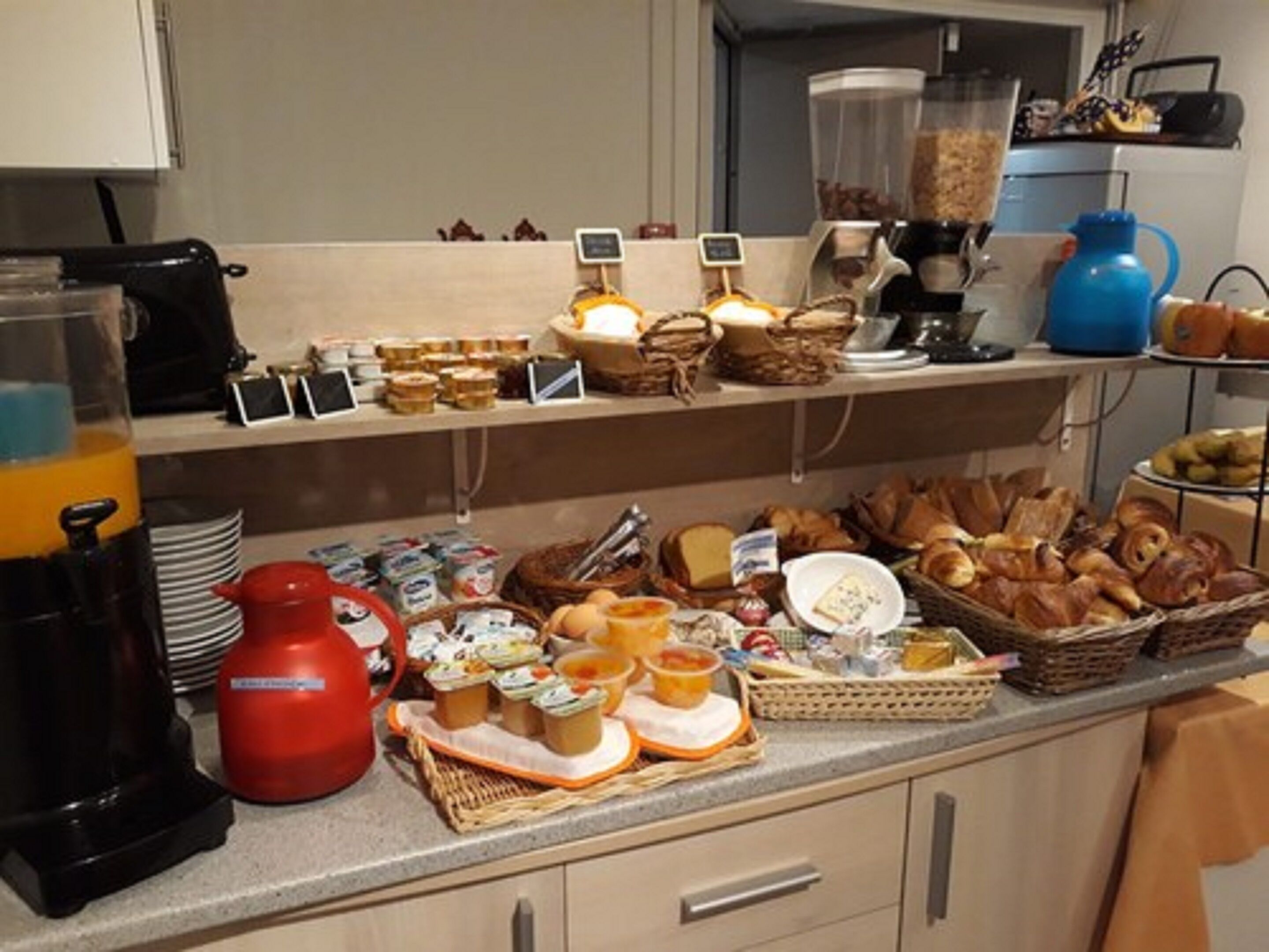 daily continental breakfast (eur 7.5 per person)