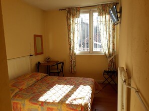 Desk, soundproofing, free WiFi, bed sheets