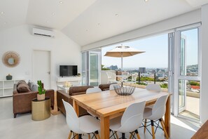 Grand huis, 2 slaapkamers | Dineren in de kamer