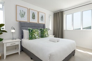 Grand huis, 2 slaapkamers | 2 slaapkamers, een kluis op de kamer, een bureau, een laptopwerkplek