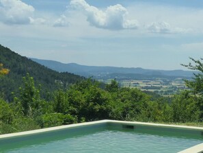 Piscina externa sazonal, funciona das 10h às 19h, guarda-sóis