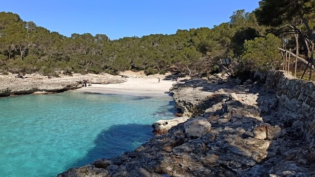 A rocky coastline with clear turquoise water and a sandy beach. - BURGIT - Modern apartment located 80 metres from the paradisaical cove of Cala Barca Trenc (Santanyí)