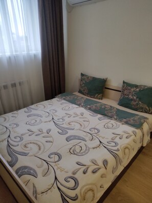 تلفزيون بلازما بحجم 32-بوصة يعرض قنوات تلفزيونية رقمية، تلفزيون