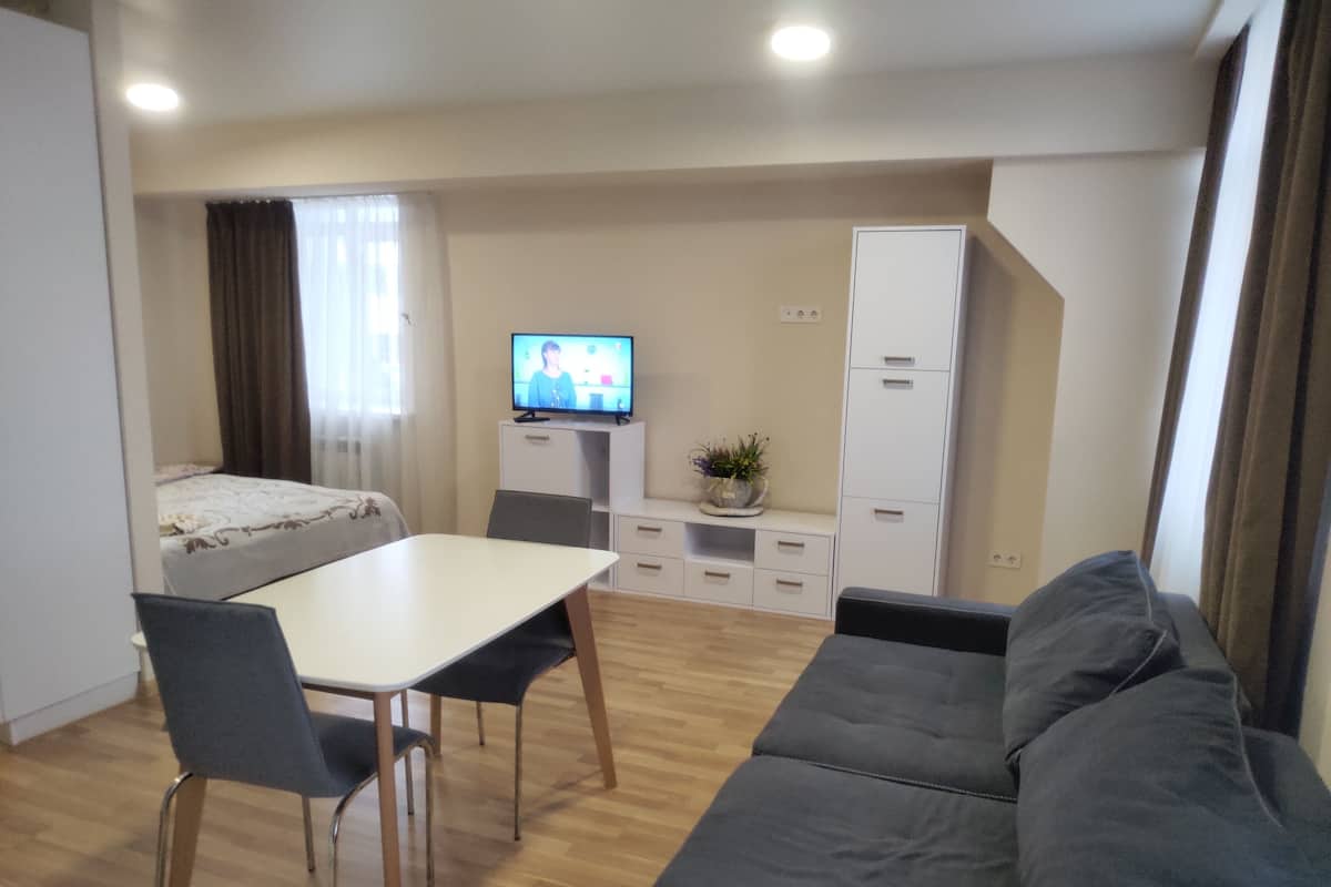 Suite estudio superior | Sala de estar | Televisión de plasma de 32 pulgadas con canales digitales y televisión 