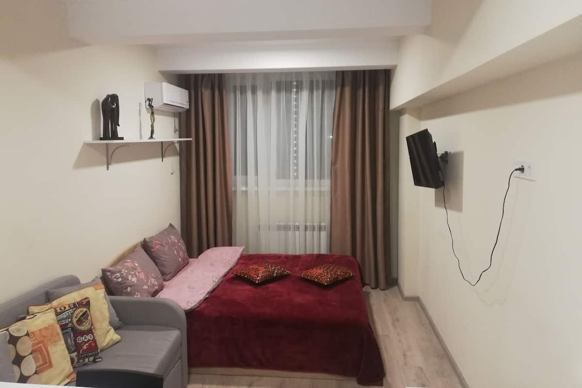 Habitación cuádruple estándar | Ropa de cama de alta calidad, edredón y escritorio 