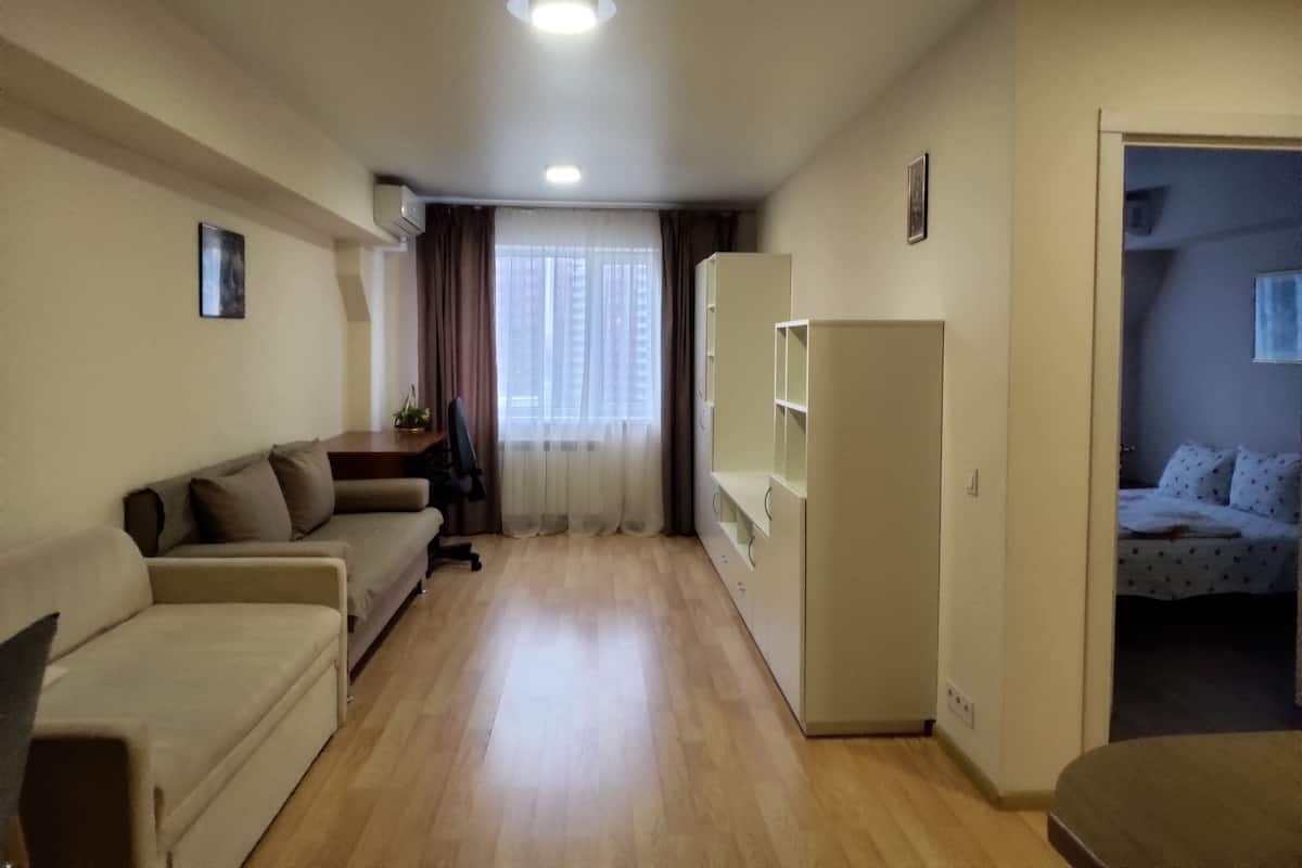 Departamento familiar | Ropa de cama de alta calidad, edredón y escritorio 