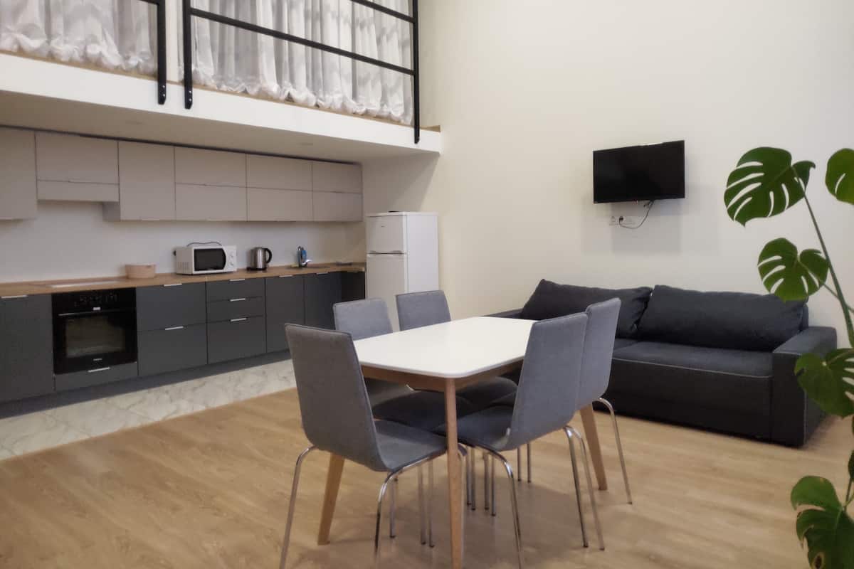 1 habitación, ropa de cama de alta calidad, cubrecamas y escritorio