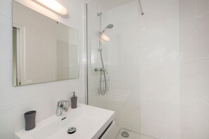 مجففات شعر، مناشف، ورق حمّام