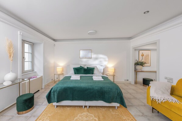 Flat-screen TV, heated floors