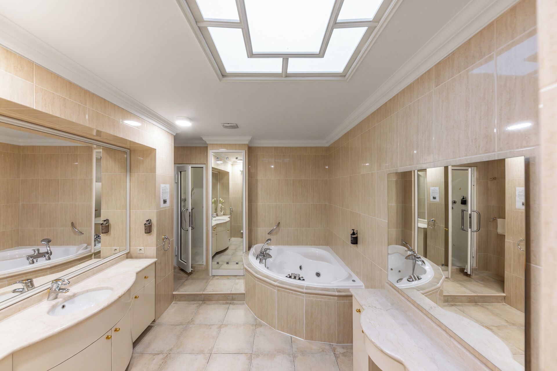 Presidential-Apartment | Badezimmer | Badewanne und Dusche (separat), Whirlpool, Hydromassagedusche