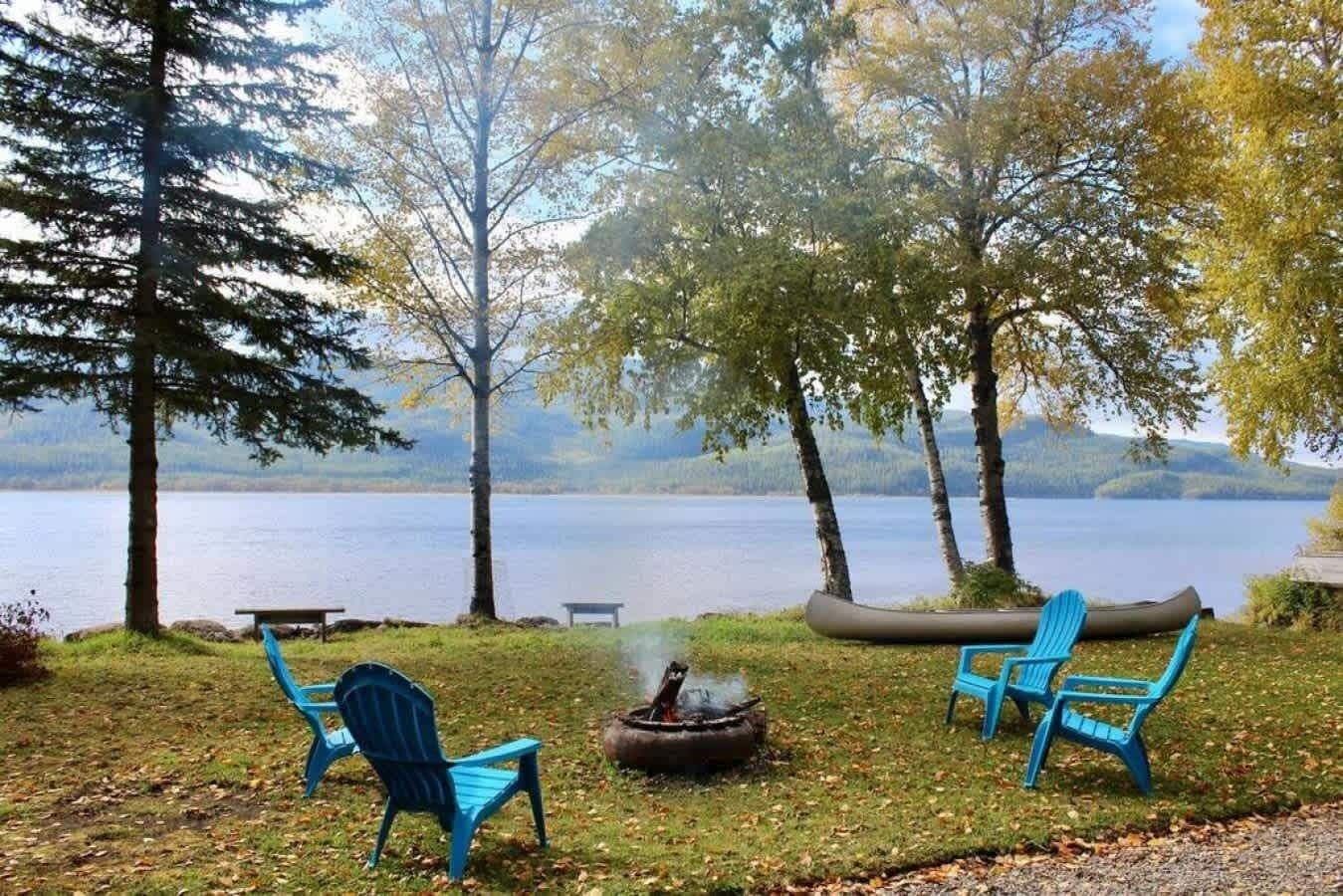 Sunset Shores Cabin on beautiful Swan Lake waterfront Backyard with fire pit 