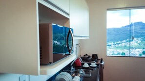 Fridge, microwave, coffee/tea maker, cookware/dishes/utensils - Studio 2 Bedrooms - Itacolomi Peak View (Bauxita)