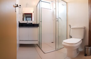Een douche, een haardroger, handdoeken