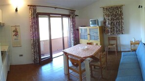 Studio | Wohnbereich | Fernseher