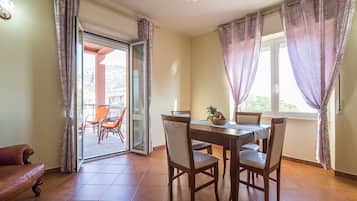 Apartment, 3 Bedrooms | In-room dining