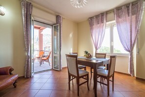 Appartamento, 3 camere da letto | Pasti in camera