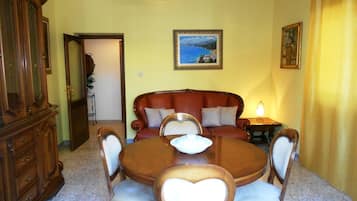 Apartment, 2 Bedrooms | In-room dining