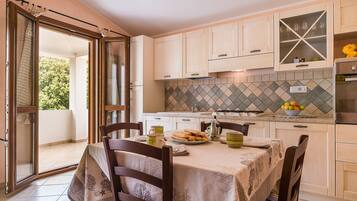 Apartamento, 2 quartos | Opções para refeição no quarto