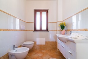 Apartemen, 2 kamar tidur | Kamar mandi | Shower, pancuran hujan, pengering rambut, dan kloset