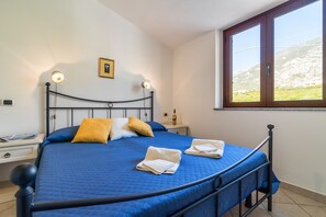 2 habitaciones y tabla de planchar con plancha 