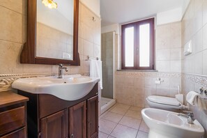 Apartment, 2 Bedrooms | Bathroom | Shower, rainfall showerhead, hair dryer, bidet - Casa Papavero (Dorgali)