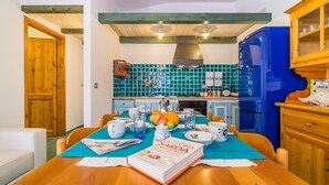 Apartemen, 2 kamar tidur | Makan di kamar
