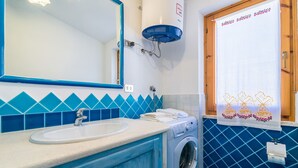 Apartemen, 2 kamar tidur | Wastafel kamar mandi