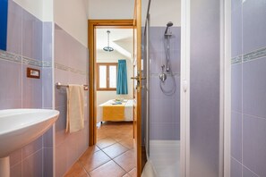 Apartment, 4 Schlafzimmer | Badezimmer | Dusche, Regendusche, Bidet, Handtücher