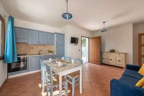 Apartment, 4 Schlafzimmer | Essbereich im Zimmer