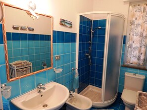Apartment, 2 Bedrooms | Bathroom | Shower, rainfall showerhead, bidet, towels - Trilo Mirto (Stintino)