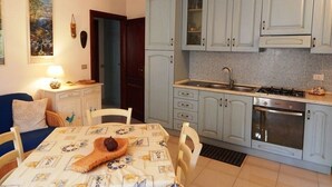 Apartment, 2 Bedrooms | Private kitchen