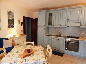 Apartment, 2 Schlafzimmer | Eigene Küche | Großer Kühlschrank, Herdplatte, Kochgeschirr/Geschirr/Besteck