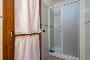Apartment, 1 Bedroom | Bathroom shower