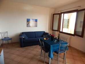 公寓, 2 间卧室 | 起居区 | 电视