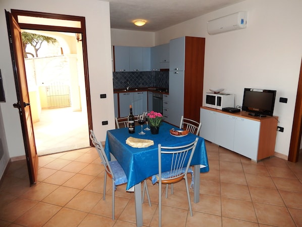 Appartement, 2 chambres | Restauration dans la chambre