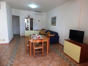 Apartment, 2 Bedrooms | In-room dining - Casa Trota (Posada)