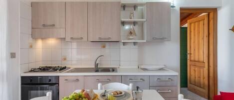 Departamento, 3 habitaciones | Cocina privada | Refrigerador con congelador, horno y parrilla de estufa