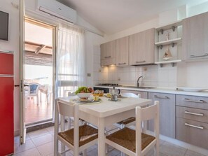 Apartment, 3 Schlafzimmer | Essbereich im Zimmer